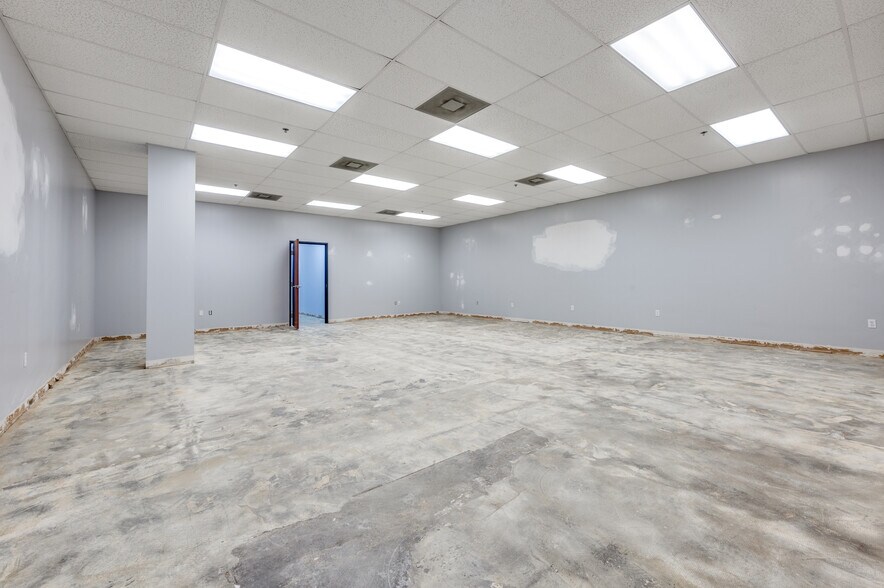 More Photos Of 1000 W Crosby Rd, Carrollton Warehouse For Lease