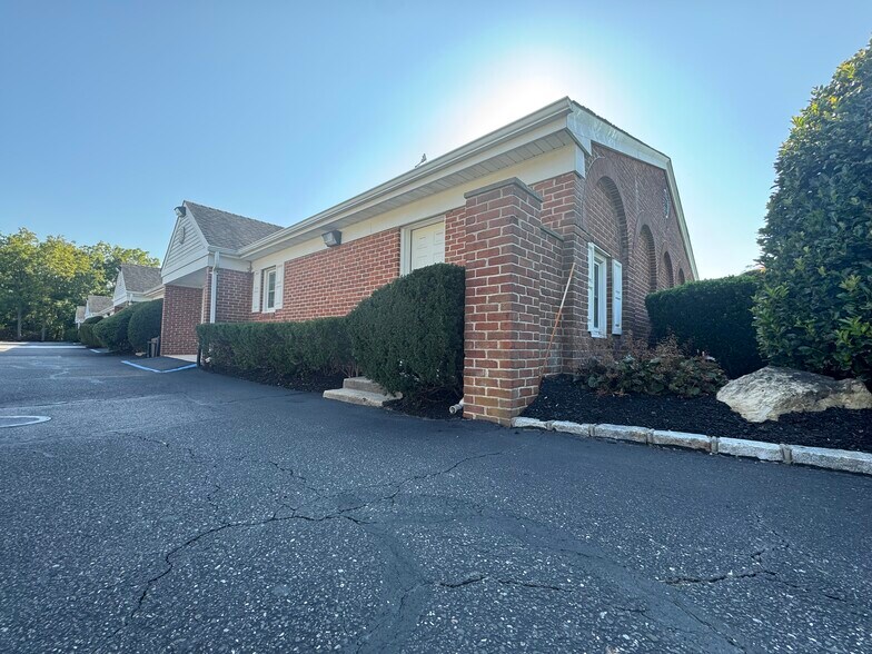 Primary Photo Of 200 E Main St, Smithtown Office For Lease