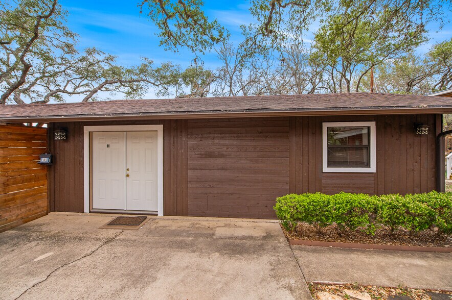 More Photos Of 101 Hunters Glen Dr, San Marcos Flex For Sale