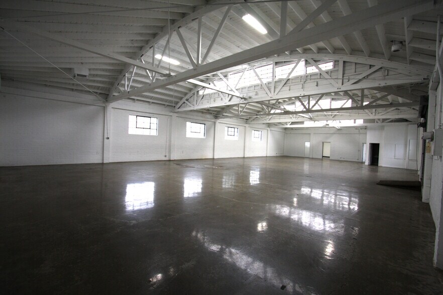 More Photos Of 160 W 33rd St, Los Angeles Warehouse For Lease
