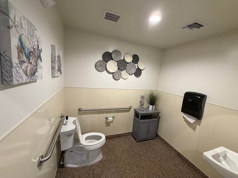 More Photos Of 2740 N Sunnyside Ave, Fresno Warehouse For Lease