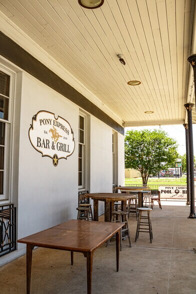 More Photos Of 302 S Magnolia St, Hearne Restaurant For Sale