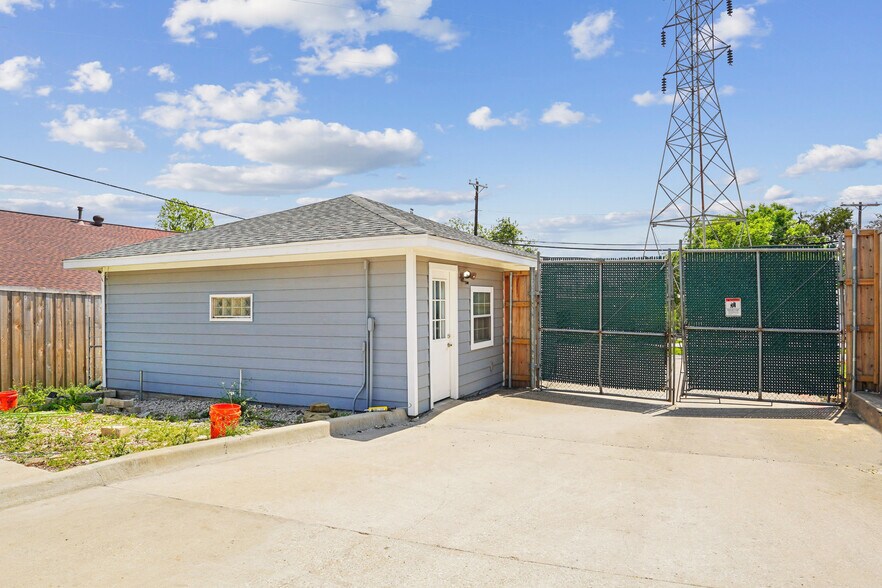 More Photos Of 2423 Hinton Dr, Irving Warehouse For Lease