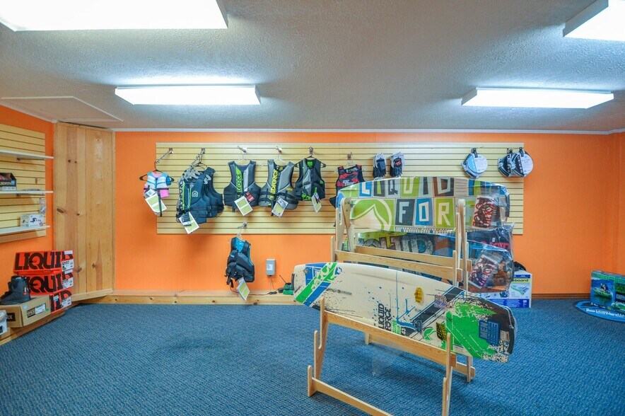 More Photos Of 415 Wilkins Wise Rd, Columbus Showroom For Sale