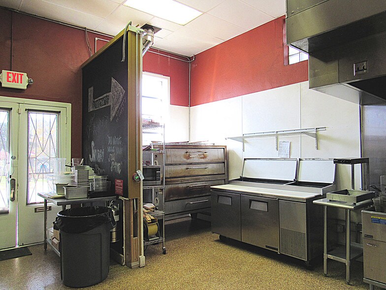 More Photos Of 514-520 N Railroad St, Burton Restaurant For Lease