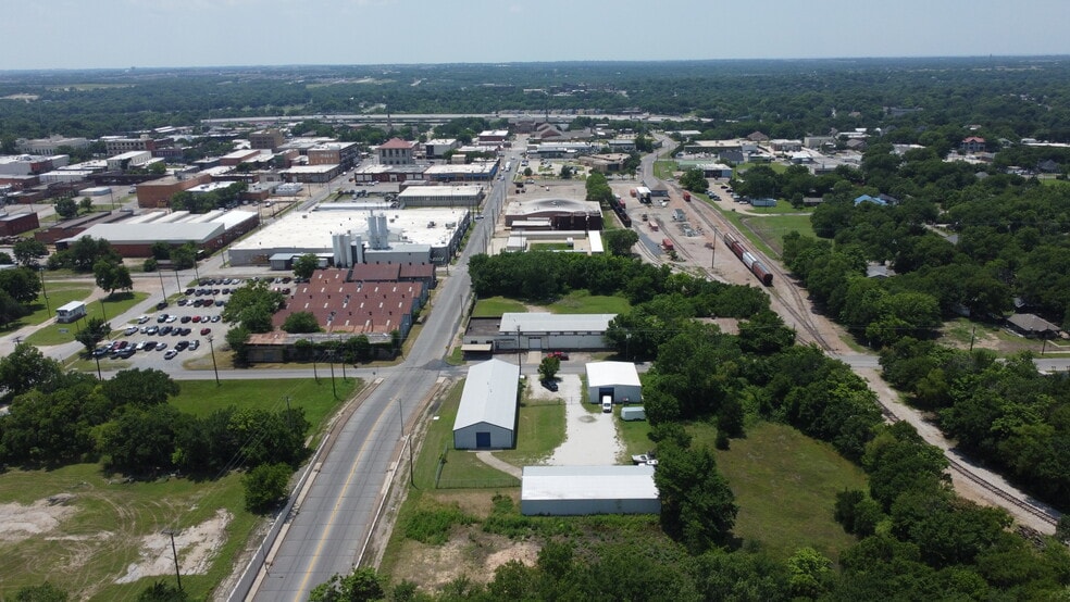 More Photos Of 309 N East St, Sherman Warehouse For Lease