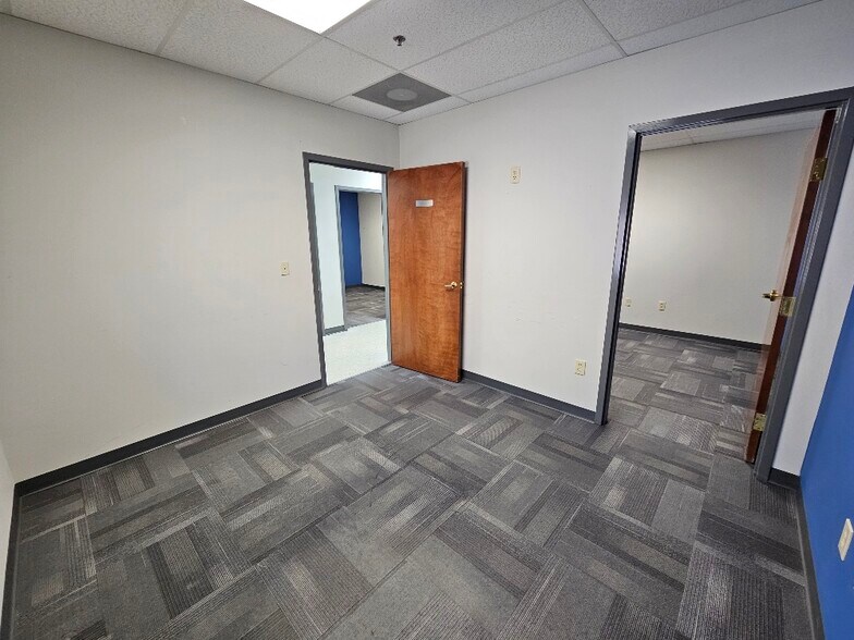 More Photos Of 503 Oak Pl, Atlanta Office For Lease