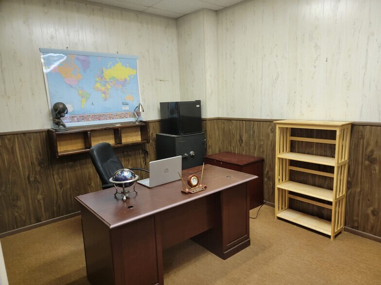 More Photos Of 106 Adams St, Auburndale Warehouse For Sale