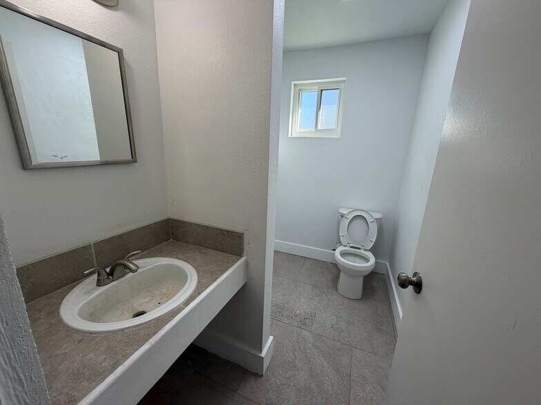 More Photos Of 1710 & 1714 Erin St, Jackson Office For Sale