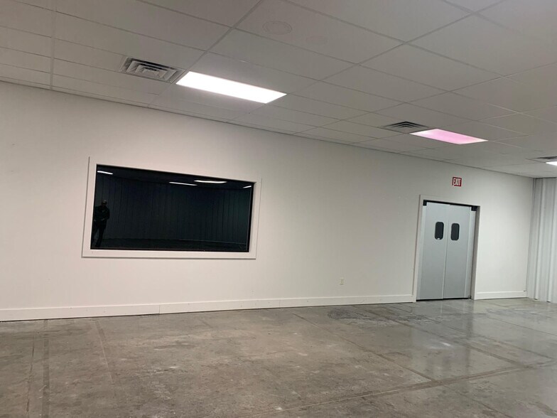 More Photos Of 104 Dowden Pl, Longview Warehouse For Lease