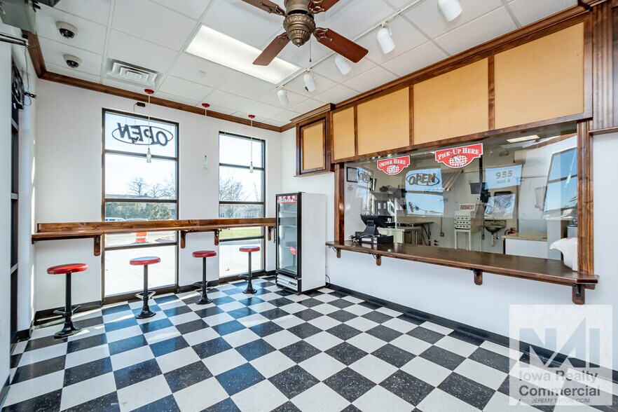 More Photos Of 955 29th Ave, Marion General Retail For Lease