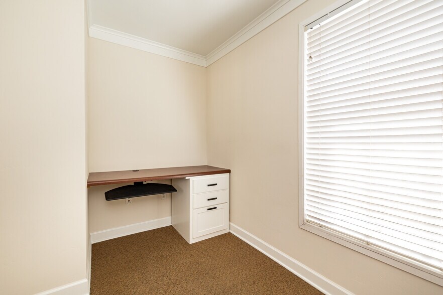 More Photos Of 717 W Riordan Rd, Flagstaff Storefront Retail Office For Sale