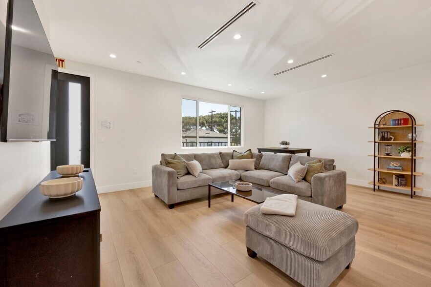 More Photos Of 7410 Denny Ave, Sun Valley Healthcare For Sale