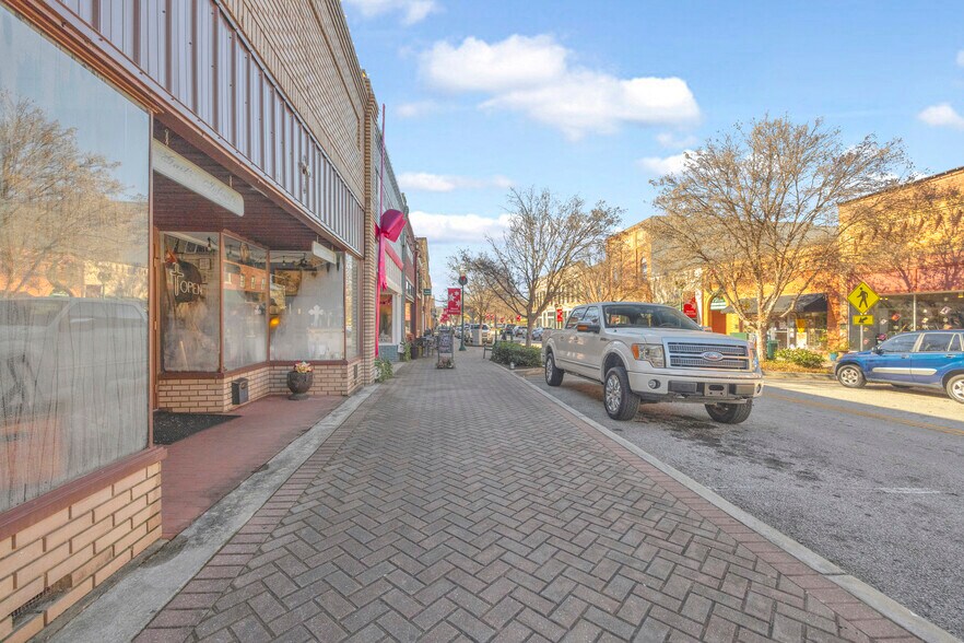 More Photos Of 62 Doyle St, Toccoa Storefront Retail Office For Sale