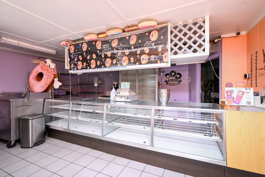 More Photos Of 514 Vincennes St, New Albany Freestanding For Sale