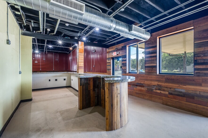 More Photos Of 400 S Elm St, Denton Auto Repair For Lease