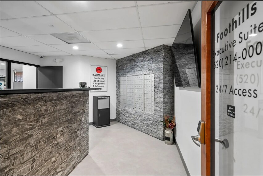 More Photos Of 3275 W Ina Rd, Tucson Coworking Space