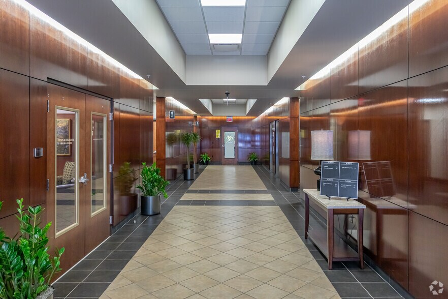 More Photos Of 4375 N Vantage Dr, Fayetteville Office For Lease