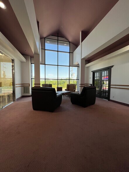 More Photos Of 321-335 Boul Saint-Martin O, Laval Storefront Retail Office For Lease