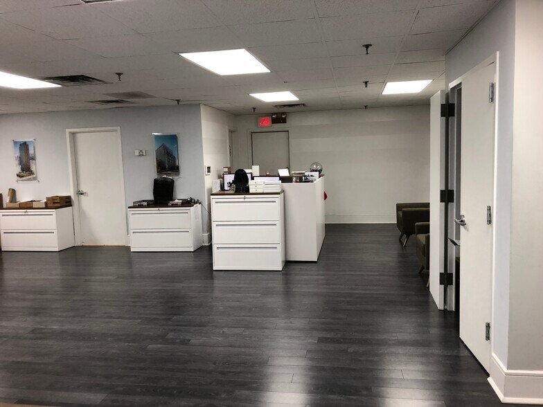 More Photos Of 925 Saw Mill River Rd, Yonkers Manufacturing For Lease