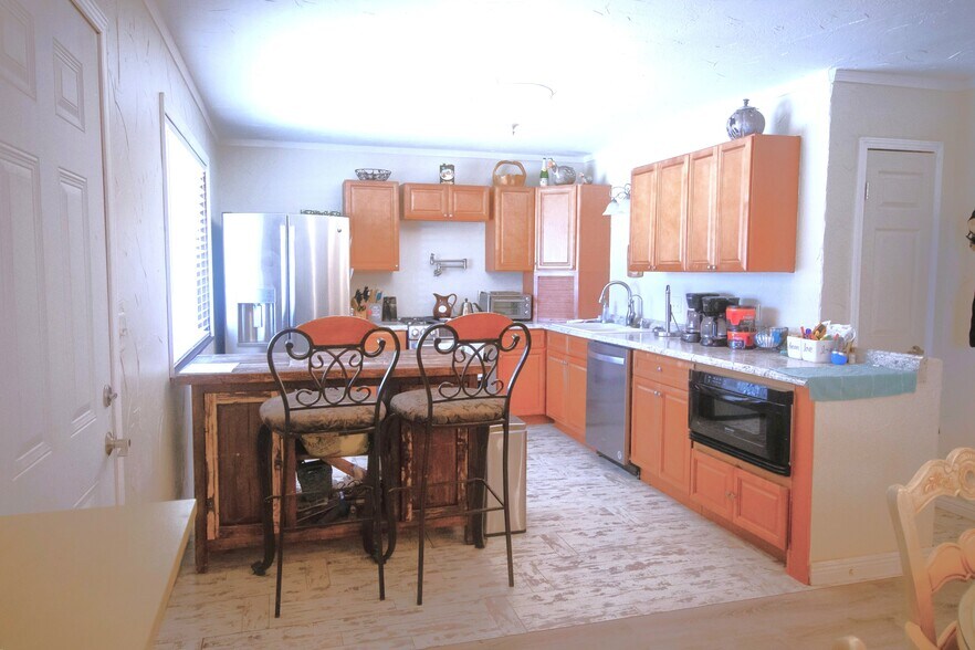 More Photos Of 404 3rd St, Capitan Flex For Sale