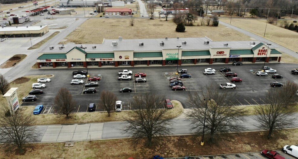More Photos Of 3201 Lusk Dr, Neosho Storefront For Lease