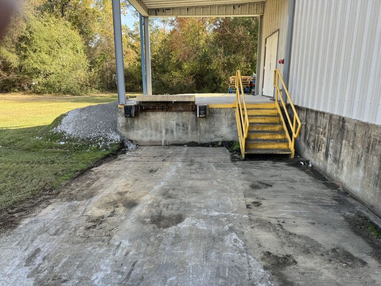 More Photos Of 8155 Highway 165, Columbia Freestanding For Sale