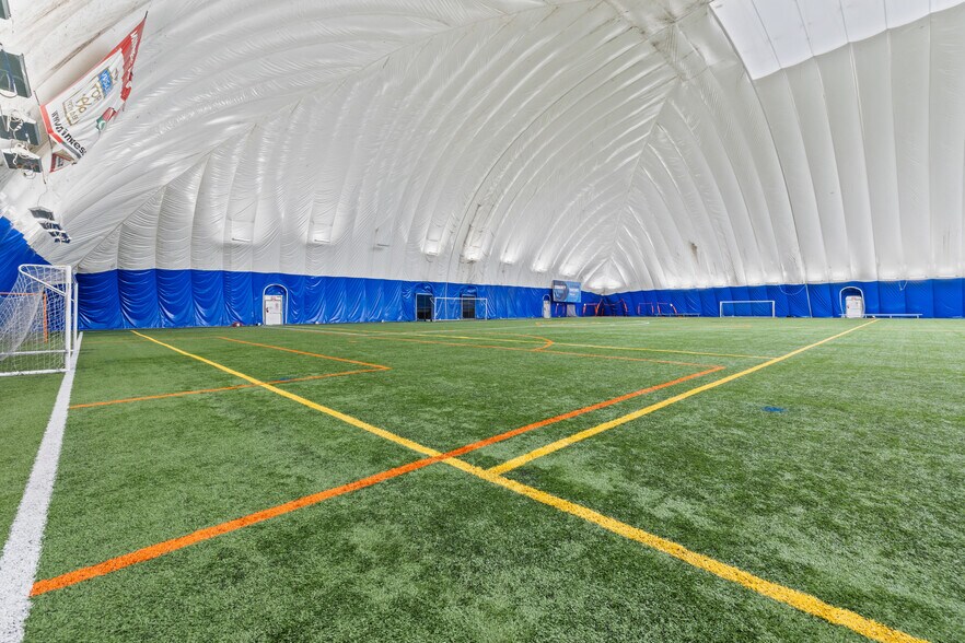 More Photos Of 901 Cannon Rd S, Dundas Sports And Entertainment For Sale