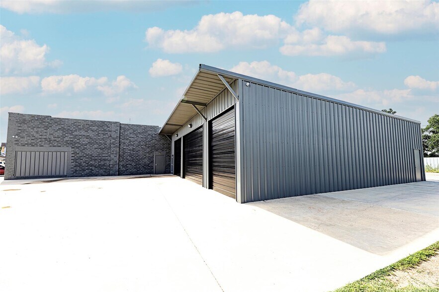 More Photos Of 406 W Wise St, Bowie Industrial For Sale