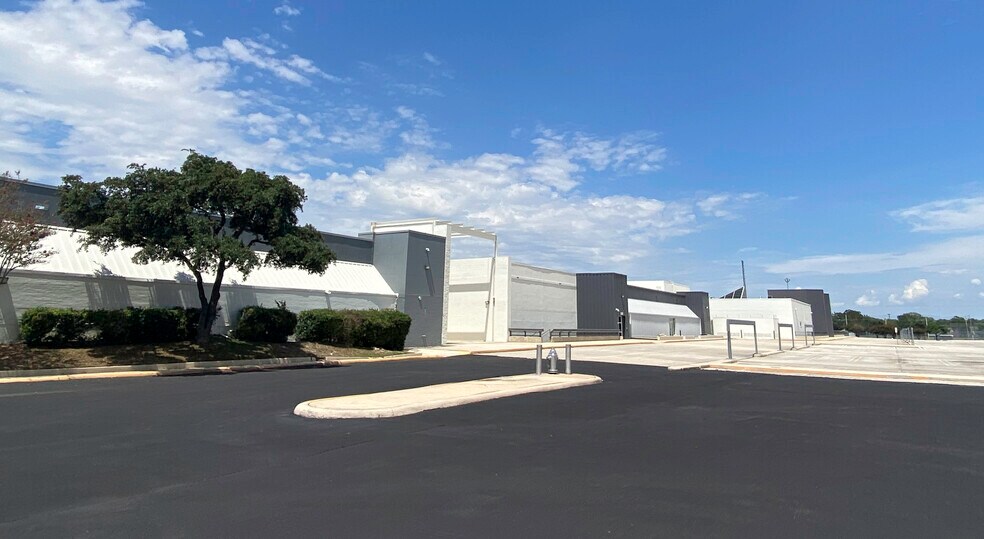 More Photos Of 1 Fanatical Pl, Windcrest Manufacturing For Lease