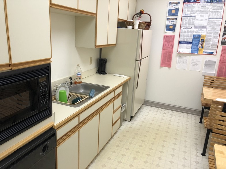 More Photos Of 2707 Buford Hwy, Atlanta Office For Sale