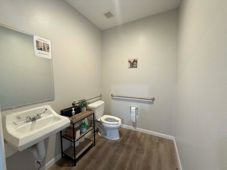 More Photos Of 1356 Bennett Dr, Longwood Distribution For Lease