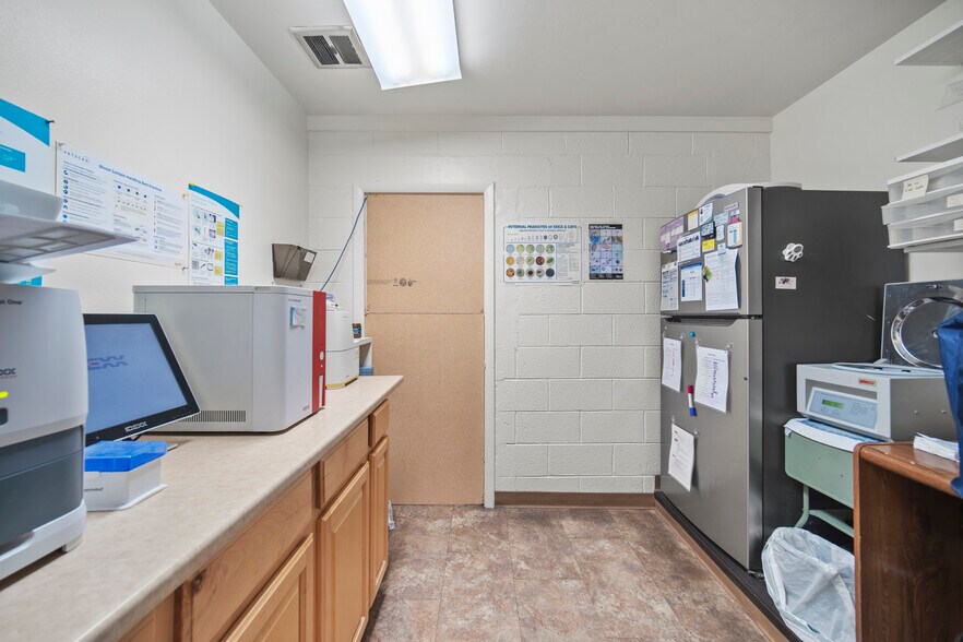 More Photos Of 5280 Edison Ave, Colorado Springs Veterinarian Kennel For Sale