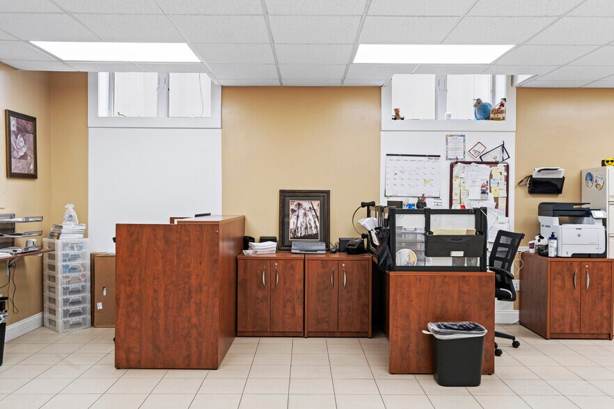 More Photos Of 2707 Hylan Blvd, Staten Island Office For Lease