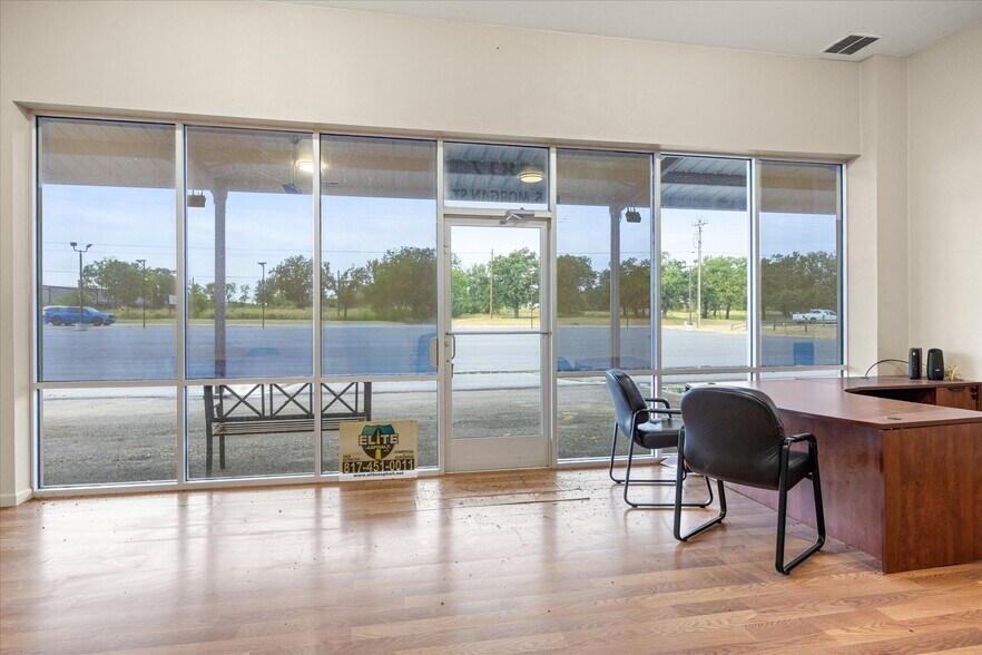 More Photos Of 1817 S Morgan St, Granbury Auto Dealership For Sale
