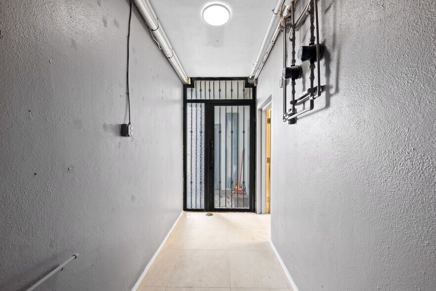 More Photos Of 2701-2709 E Oakland Park Blvd, Fort Lauderdale Storefront Retail Office For Lease