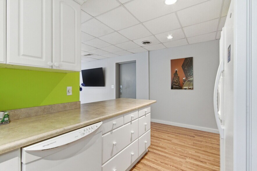 More Photos Of 7731 Traders Ln, Indianapolis Office For Sale