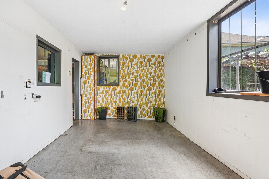 More Photos Of 1114 SE Clay St, Portland Freestanding For Sale