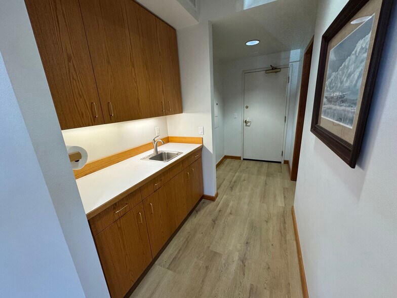 More Photos Of 301 W Blackburn Rd, Mount Vernon Office For Lease