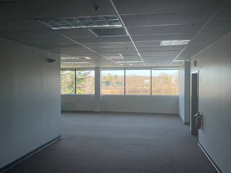 More Photos Of 10 Executive Dr, Farmington Office For Lease