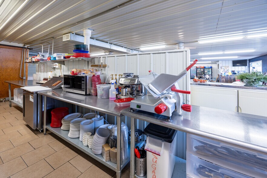 More Photos Of 4053 Hwy E, Oak Ridge Storefront For Sale