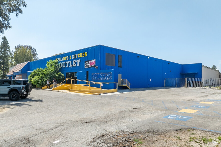 More Photos Of 6415 De Soto Ave, Woodland Hills Distribution For Lease