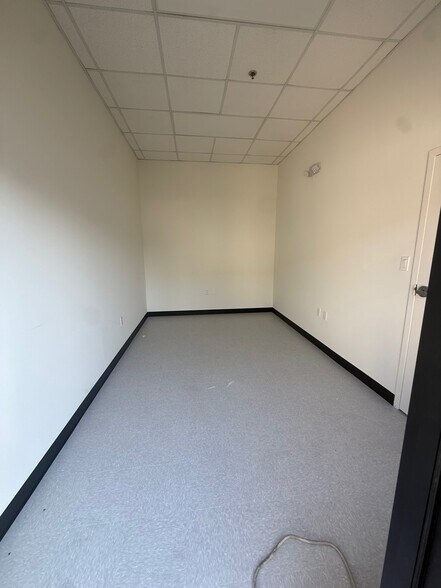 More Photos Of 9180 Boggy Creek Rd, Orlando Warehouse For Lease