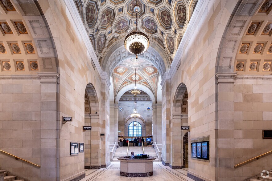 More Photos Of 360 Rue Saint-Jacques, Montréal Office For Lease