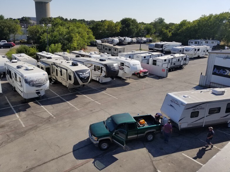 More Photos Of 612 N Collins St, Arlington Auto Dealership For Lease