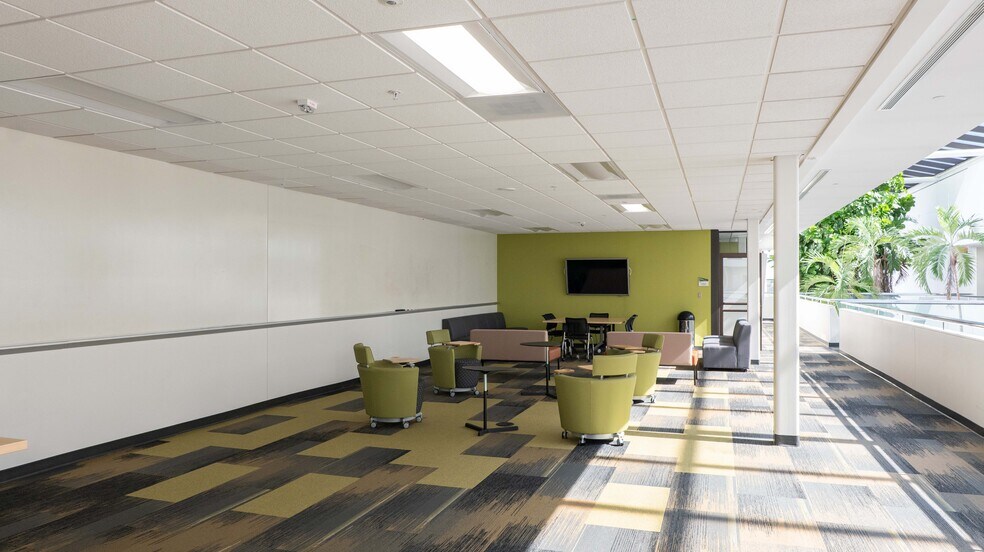 More Photos Of 600 Wilshire Dr, Troy Office For Sale