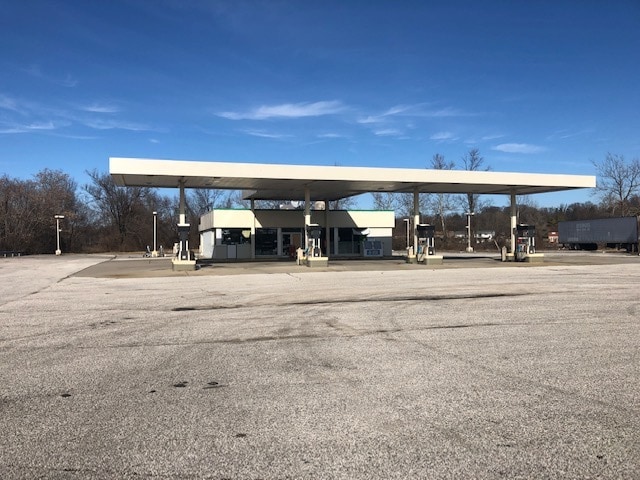 Primary Photo Of 606 Shirlee St, Vincennes Service Station For Sale