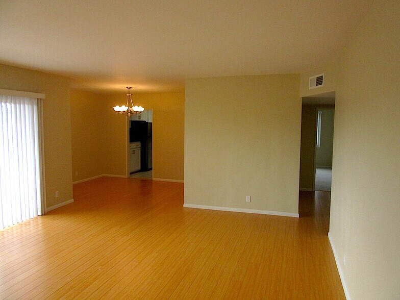 More Photos Of 537 San Vicente Blvd, Santa Monica Apartments For Sale