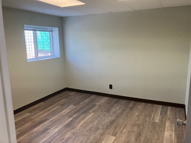 More Photos Of 927 Barlow Dr, Charleston Warehouse For Lease