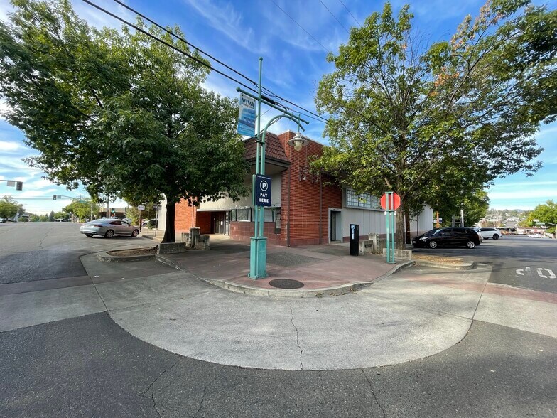 More Photos Of 1810 Market St, Redding Office Residential For Lease